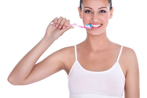 Frau putz die Zähne